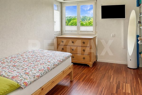 3.5 Zimmer Einfamilienhaus mit Pool, Garten und vielseitigem Aussenbereich 13