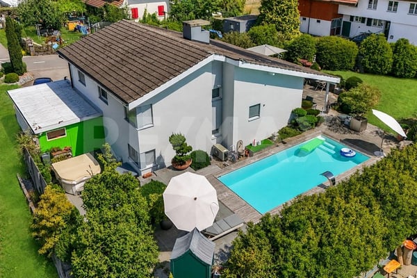 3.5 Zimmer Einfamilienhaus mit Pool, Garten und vielseitigem Aussenbereich 1