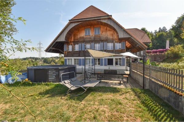 2001 massiv erbautes Bauernhaus mit 3 Wohnungen und erhaltenem Speicher. 3