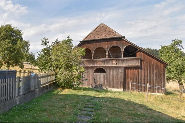 2001 massiv erbautes Bauernhaus mit 3 Wohnungen und erhaltenem Speicher. 5