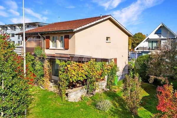 4½ Zimmer Doppeleinfamilienhaus in Bahnhofsnähe mit Garten und viel Gestaltungspotenzial 1