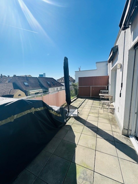 Moderne 1-Zimmer-Dachwohnung mit Balkon und Aussicht in Basel 2