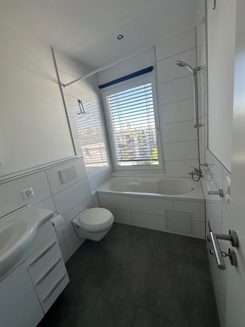 Moderne 1-Zimmer-Dachwohnung mit Balkon und Aussicht in Basel 9