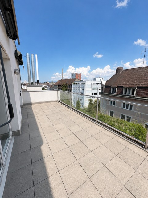 Moderne 1-Zimmer-Dachwohnung mit Balkon und Aussicht in Basel 2