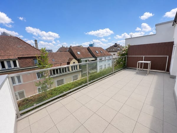 Moderne 1-Zimmer-Dachwohnung mit Balkon und Aussicht in Basel 1