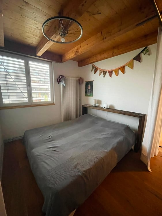 Charmante 2.5-Zimmer-Dachwohnung mit Galerie und Balkon in Liebefeld 6