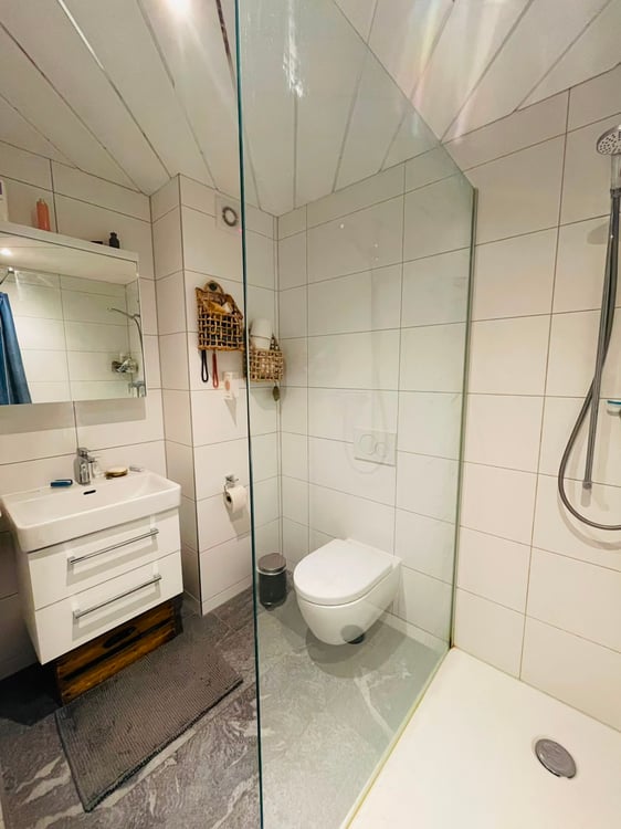 Charmante 2.5-Zimmer-Dachwohnung mit Galerie und Balkon in Liebefeld 9
