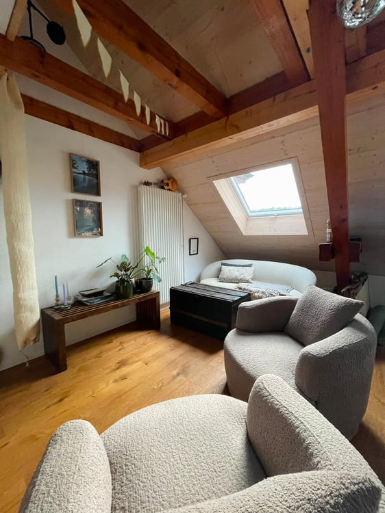 Charmante 2.5-Zimmer-Dachwohnung mit Galerie und Balkon in Liebefeld 4
