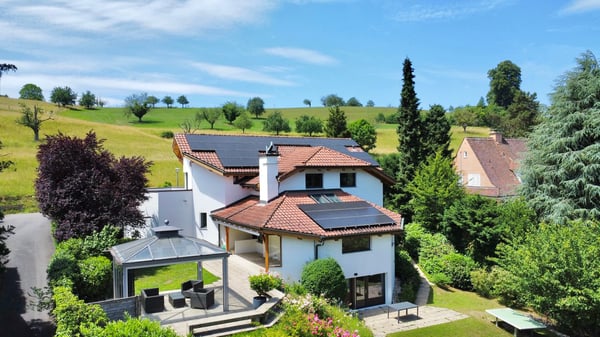 Repräsentative 9. Zi. Landhausvilla mit modernem Indoorpool am Muttenzer Dürrberg 1