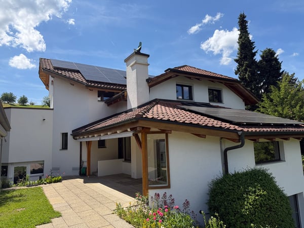 Repräsentative 9. Zi. Landhausvilla mit modernem Indoorpool am Muttenzer Dürrberg 1