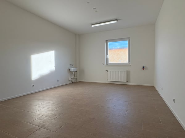 Moderne und hochwertige Gewerbeimmobilie mit ausgebautem EG & flexiblem Rohbau OG 4