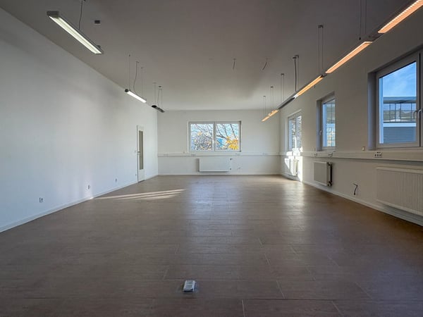 Moderne und hochwertige Gewerbeimmobilie mit ausgebautem EG & flexiblem Rohbau OG 2