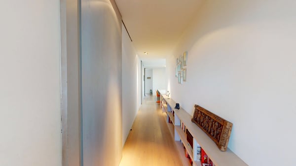 Lichtdurchflutete Räumlichkeiten in offener Architektur mit grossem Innenhof & Pool an bester Lage 11