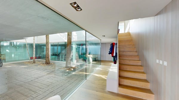 Lichtdurchflutete Räumlichkeiten in offener Architektur mit grossem Innenhof & Pool an bester Lage 2
