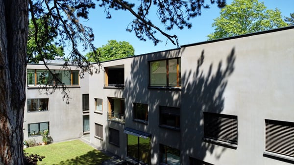 Schöne 4,5 Zi Maisonette-Wohnung mit überdachtem Balkon an ruhiger und begehrter Wohnlage in Riehen 1