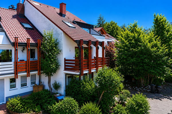 Rümmingen: Große Doppelhaushälfte mit schönem Garten, drei Stellplätzen und sep. Einliegerwohnung(en 1
