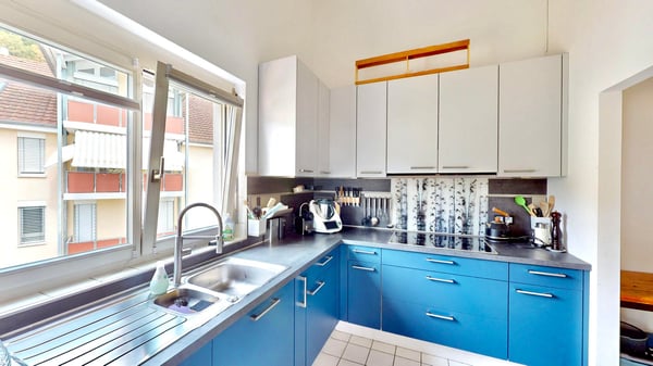 Wohnen mit Weitblick: 4-Zi. Dachgeschosswohnung hohe Decken, großzügiger Balkon und TG-Stellplatz 8