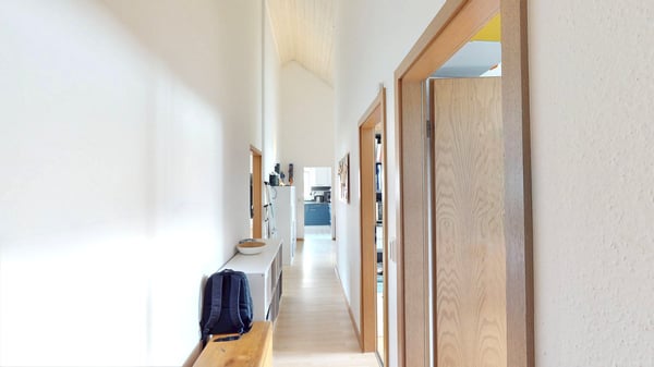 Wohnen mit Weitblick: 4-Zi. Dachgeschosswohnung hohe Decken, großzügiger Balkon und TG-Stellplatz 2