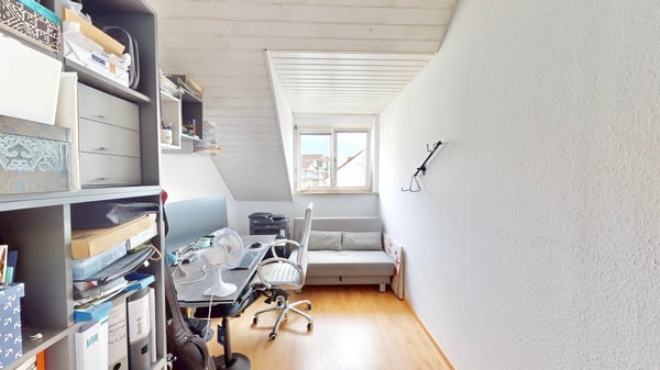 Wohnen mit Weitblick: 4-Zi. Dachgeschosswohnung hohe Decken, großzügiger Balkon und TG-Stellplatz 7