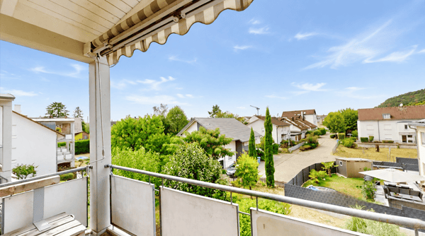 Wohnen mit Weitblick: 4-Zi. Dachgeschosswohnung hohe Decken, großzügiger Balkon und TG-Stellplatz 1