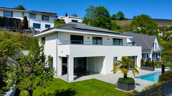Lichtdurchflutetes 6,5 Zi-Family-Home mit Pool u. drei Garagen an bester 180 Grad- Panorama-Aussicht