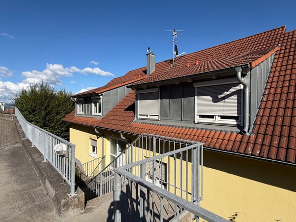Großzügige Dachgeschosswohnung mit Galerien und Panoramablick an bester Tüllinger Aussichtslage 1