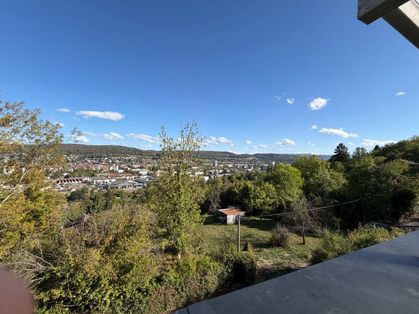 Großzügige Dachgeschosswohnung mit Galerien und Panoramablick an bester Tüllinger Aussichtslage 14