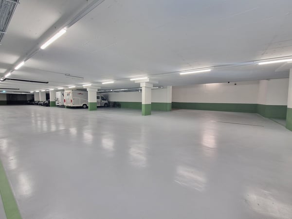 Grosse, sanierte Einstellhallenplätze im St. Johann 2