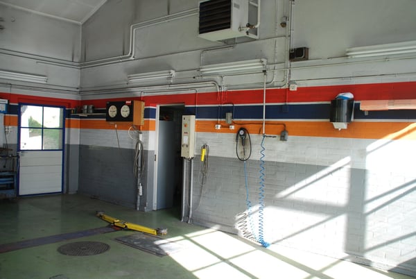 Wohnhaus mit Gewerbetrakt 17