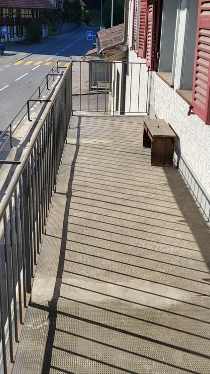 Wohnhaus mit Gewerbetrakt 33