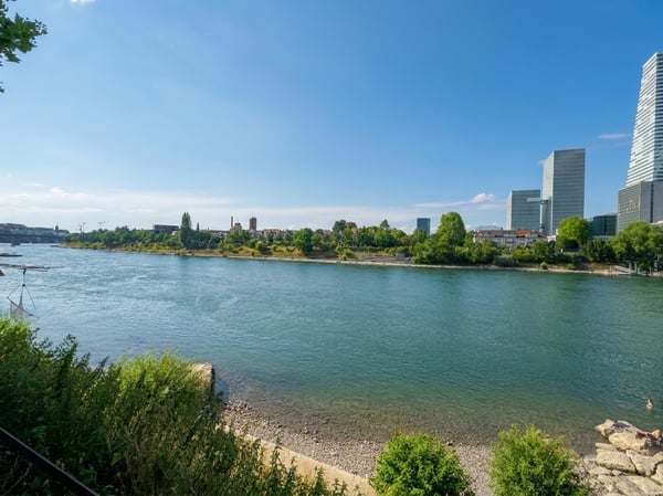 Im Kleinbasel zwischen Tinguely-Museum und Wettsteinbrücke direkt am Rhein