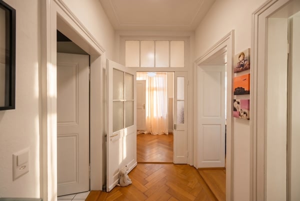 EINMALIGE GELEGENHEIT - STADTHAUS MIT ATELIERGEBÄUDE UND PARKPLATZ 4