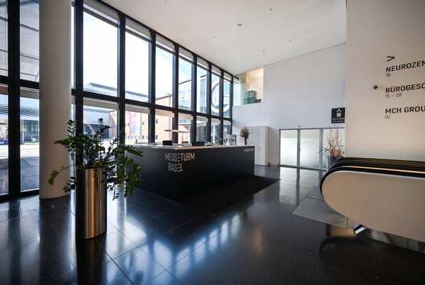 SKYLINE. EXCLUSIVE. BUSINESS. 12