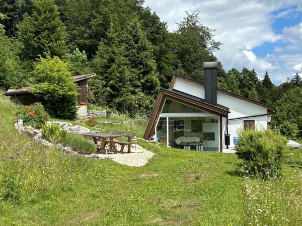 Exklusives Ferienhaus mit grossem Umschwung an äusserst ruhiger Lage 2