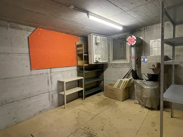 2 vielseitig nutzbare Abstellräume ca. 35 m2 - einer mit Holzboden 3