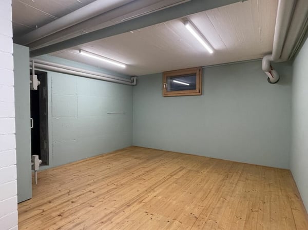 2 vielseitig nutzbare Abstellräume ca. 35 m2 - einer mit Holzboden 1