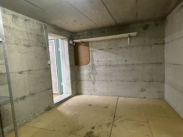 2 vielseitig nutzbare Abstellräume ca. 35 m2 - einer mit Holzboden 2