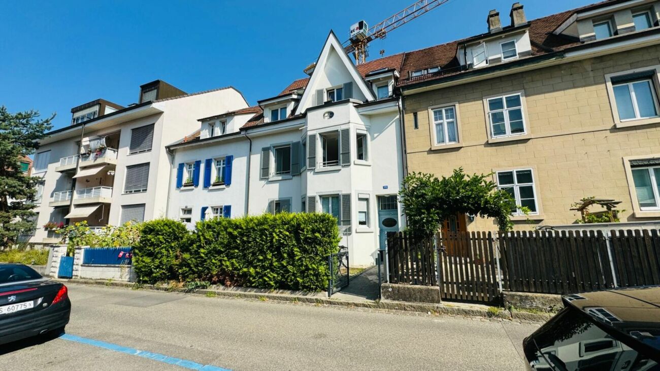 Bild Hochwertige, neuwertige möblierte 2.5-Zi.-Wohnung im 1. OG mit Balkon (ohne Lift)