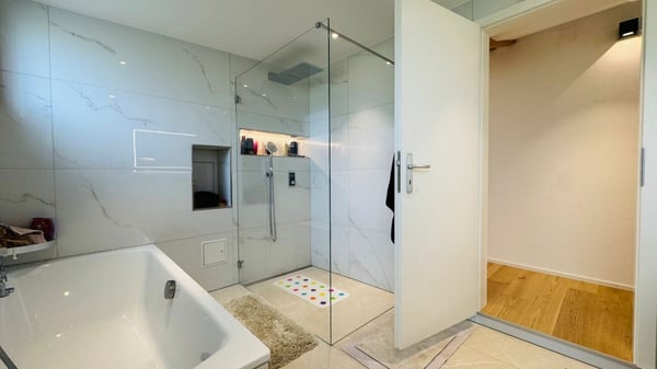 Luxuriöses 1.5-Zimmer-Einfamilienhaus mit Pool, Garten & Doppelgarage 5