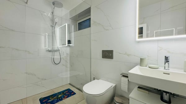 Luxuriöses 1.5-Zimmer-Einfamilienhaus mit Pool, Garten & Doppelgarage 9