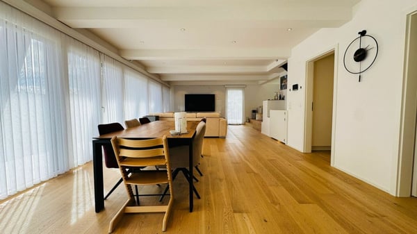 Luxuriöses 1.5-Zimmer-Einfamilienhaus mit Pool, Garten & Doppelgarage 3