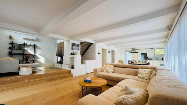 Luxuriöses 1.5-Zimmer-Einfamilienhaus mit Pool, Garten & Doppelgarage 16