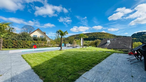 Luxuriöses 1.5-Zimmer-Einfamilienhaus mit Pool, Garten & Doppelgarage 24