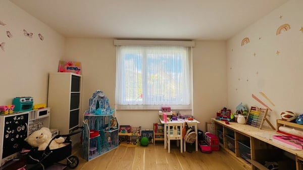 Luxuriöses 1.5-Zimmer-Einfamilienhaus mit Pool, Garten & Doppelgarage 18