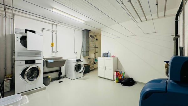 Luxuriöses 1.5-Zimmer-Einfamilienhaus mit Pool, Garten & Doppelgarage 20