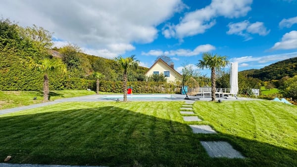 Luxuriöses 1.5-Zimmer-Einfamilienhaus mit Pool, Garten & Doppelgarage 25