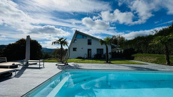 Luxuriöses 1.5-Zimmer-Einfamilienhaus mit Pool, Garten & Doppelgarage 21