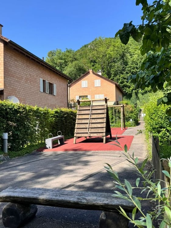 Eckeinfamilienhaus mit Garten, Carport, Pool und 1.5 Zimmern - per sofort verfügbar 1