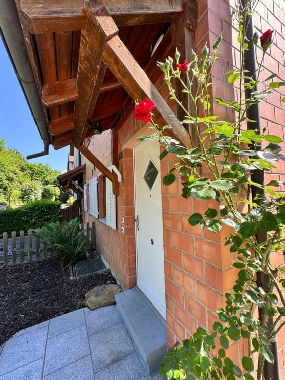 Eckeinfamilienhaus mit Garten, Carport, Pool und 1.5 Zimmern - per sofort verfügbar 5