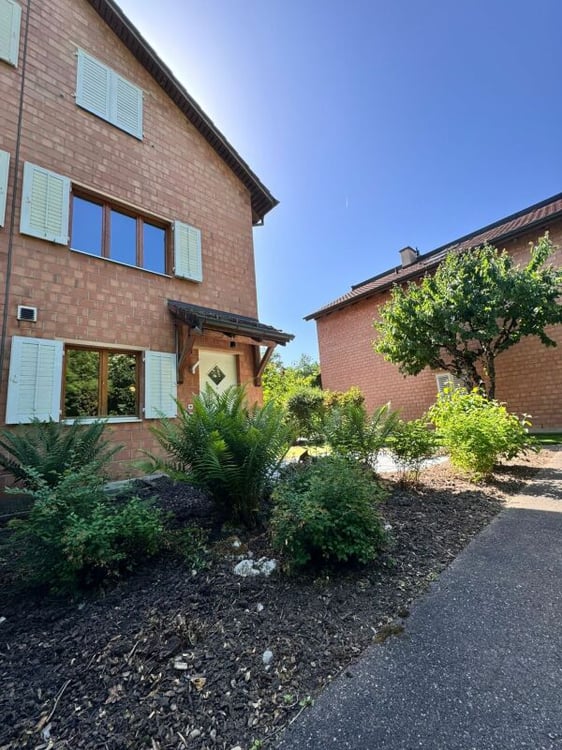 Eckeinfamilienhaus mit Garten, Carport, Pool und 1.5 Zimmern - per sofort verfügbar 3